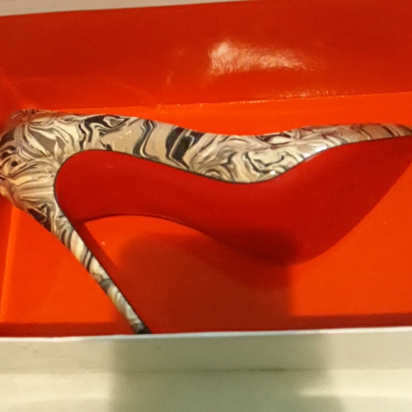 LouisVuitton shoes - Picture 4 of 4